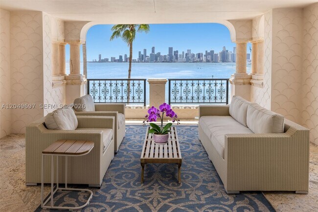 Foto del edificio - 5245 Fisher Island Dr
