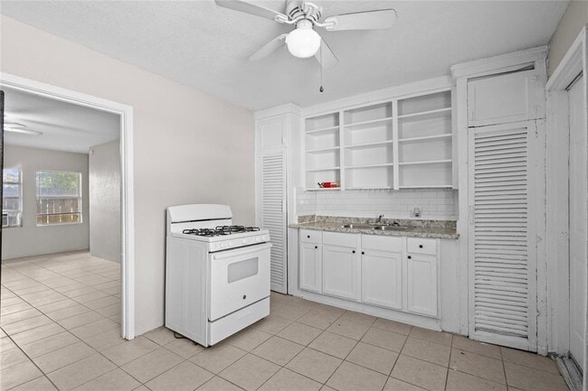 Building Photo - 818 3rd St N