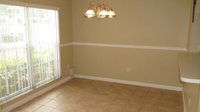 Foto del edificio - STUNNING TOWNHOME AVAILABLE IMMEDIATELY