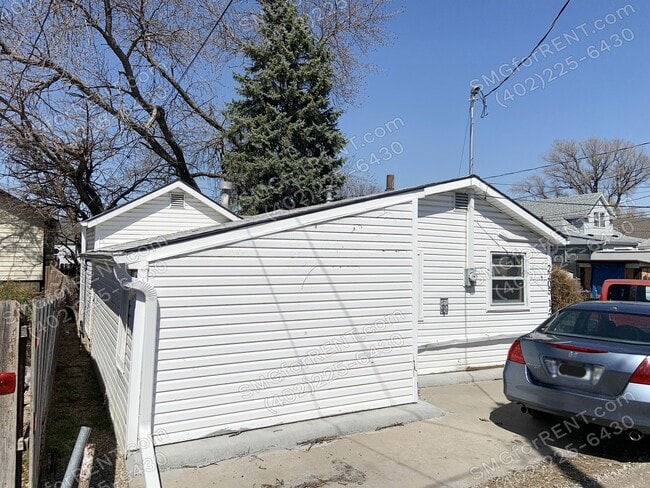 Building Photo - 2205 1/2 5th Ave