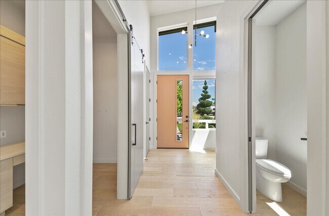Foto del edificio - Modern Luxury Meets Everyday Comfort in Me...