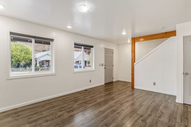 Building Photo - 3 Bedroom, 2 Bathroom Home with Full Finis...