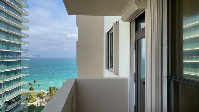 Foto del edificio - 10185 Collins Ave