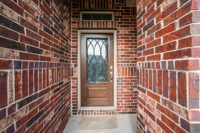Building Photo - 1913 Chimney Dr