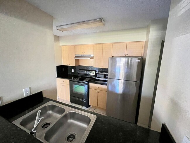 Building Photo - Spacious 1-Bedroom 1-Bathroom Unit in Highly Sought-After Hollywood Parc Condo