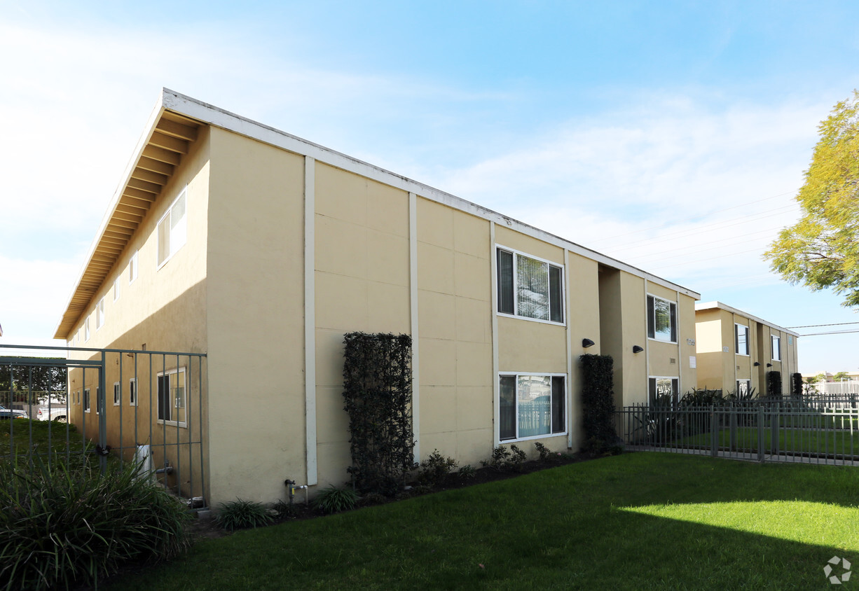 Primary Photo - 1202-1210 E Borchard Ave