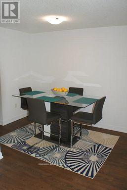 Photo du bâtiment - 275 Village Green Square