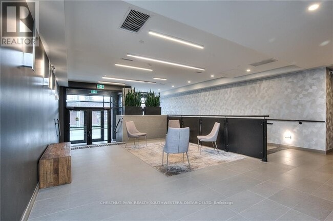 Photo du bâtiment - 690-690 King St W