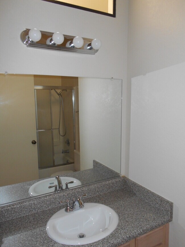 Foto del edificio - Two Story - Two Bedroom Condo