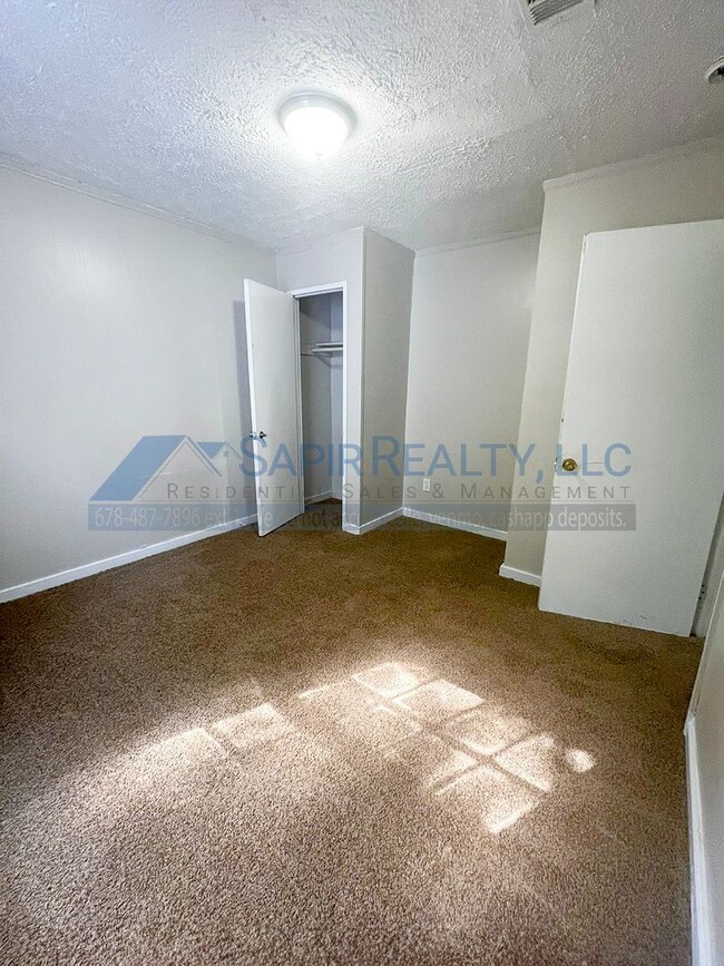 Building Photo - Charming 3-Bedroom Home - Move in by 11/30...