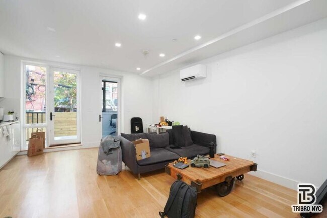 Foto del edificio - 3 bedroom in BROOKLYN NY 11205