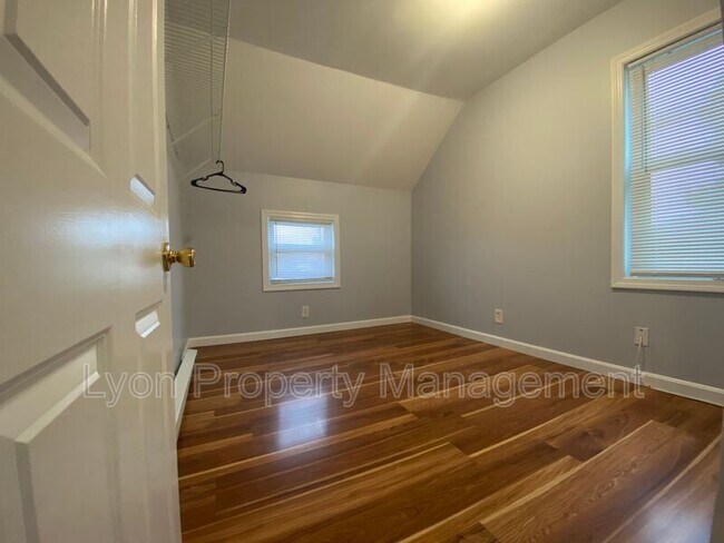 Building Photo - 129 Melville St
