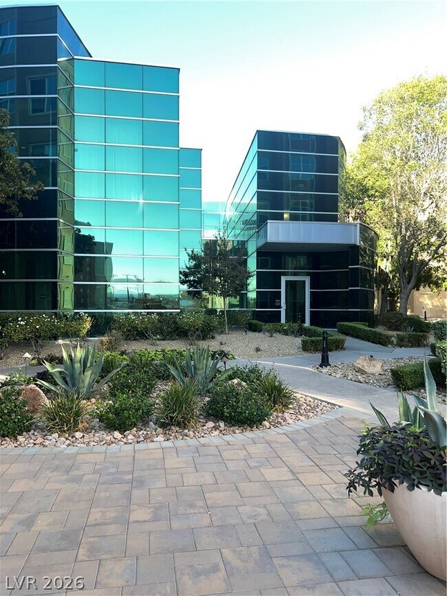Foto del edificio - 32 E Serene Ave