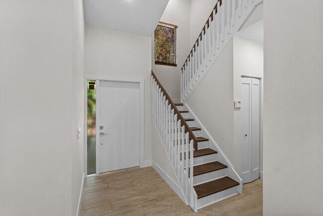 Building Photo - 724 Saint Albans Dr