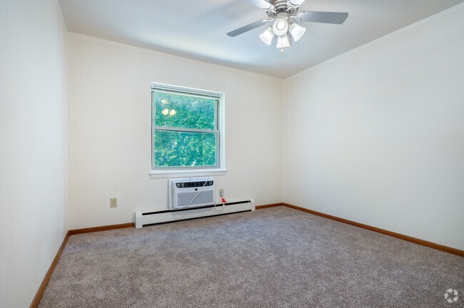 1BR, 1BA - 600SF - Bedroom - Parkview Apartments