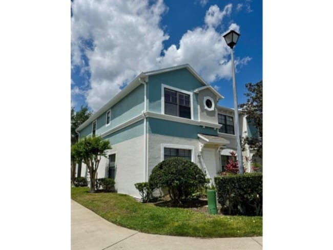 Building Photo - Beautiful 3 Bedroom, 2 1/2 Bath Corner Townhouse in Gated Community!