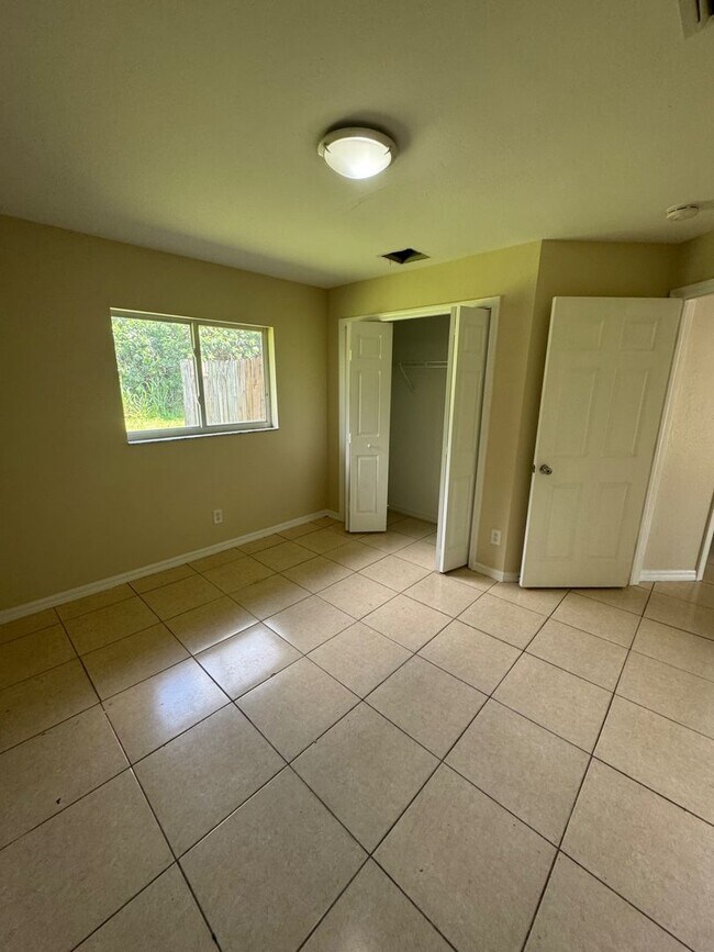 Building Photo - 4538 Golfview Blvd