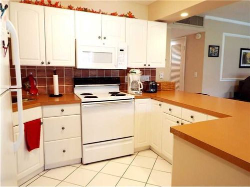 Foto del edificio - 2455 NE 51st St