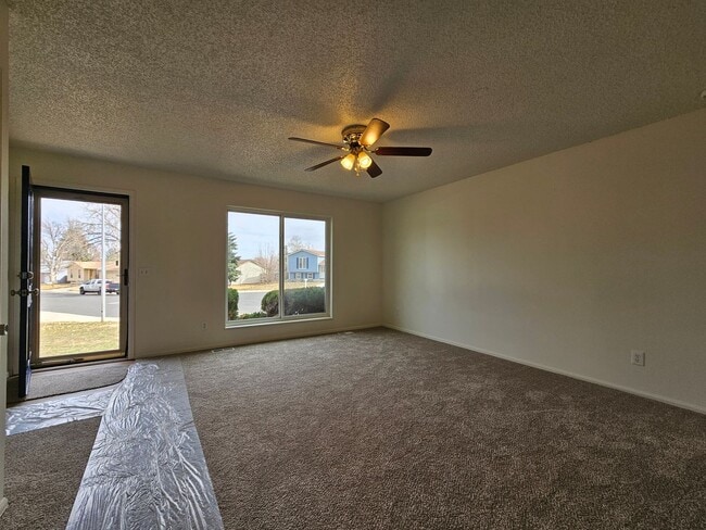 Photo - Lovely Aurora Tri-Level 4 Beds w/ New Pain... House
