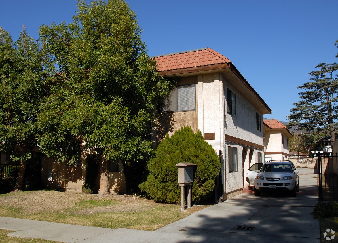 Foto principal - 905 W Walnut Ave