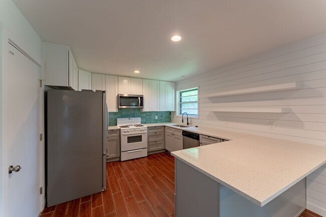 Foto del edificio - Beautifully Updated 3 bed/2 bath + Office/...