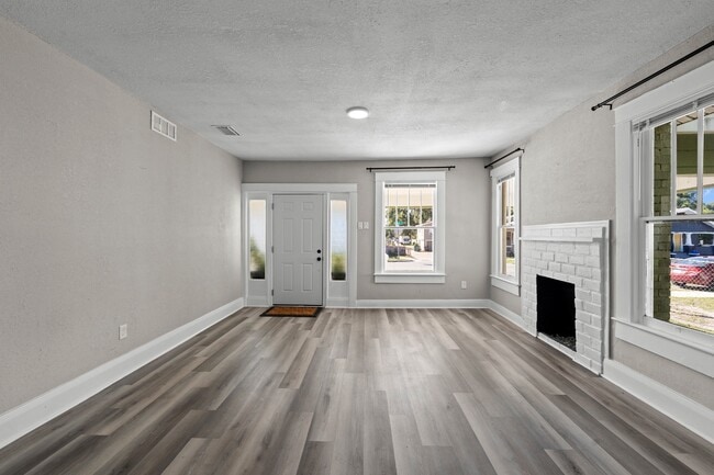 Building Photo - 1010 E Lake Ave