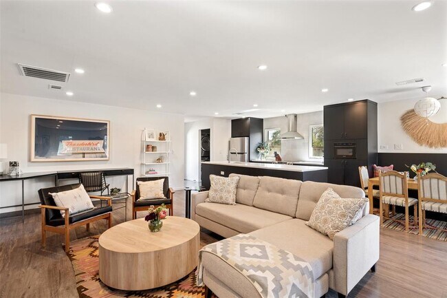 Foto del edificio - 6805 Western Oaks Blvd