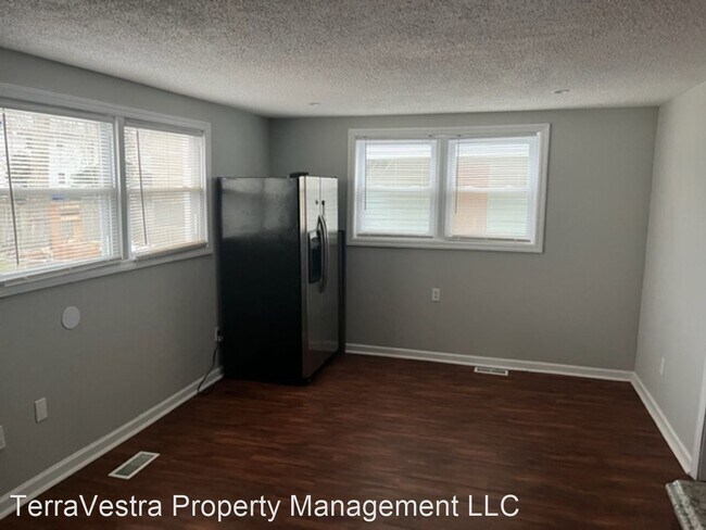 Building Photo - 3 br, 1 bath House - 322 E Oak Street