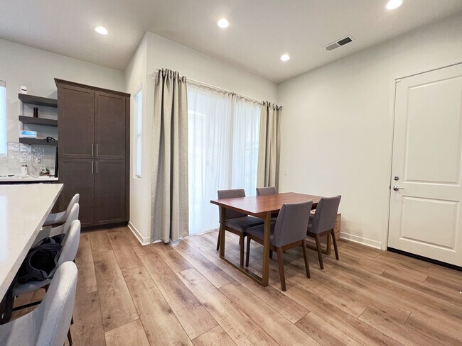 Foto del edificio - 444 Clubhouse Dr