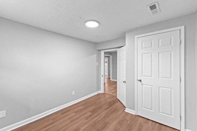 Foto del edificio - Newly Renovated 3-Bed Gem with Massive Yard – Modern Columbus Living!
