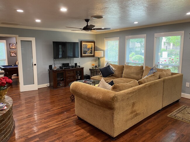 Family room - 1320 Woodvine Dr