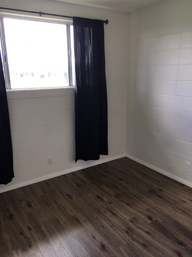 Building Photo - Renovated 2 bedroom! Great Location!