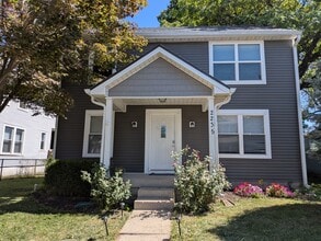 Building Photo - 2235 N Kenwood Ave