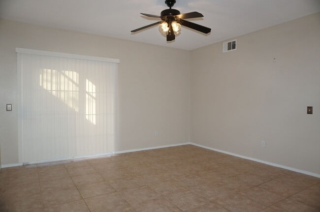 Building Photo - Amazing 2 BD 2 BA Condo in a Gated Community