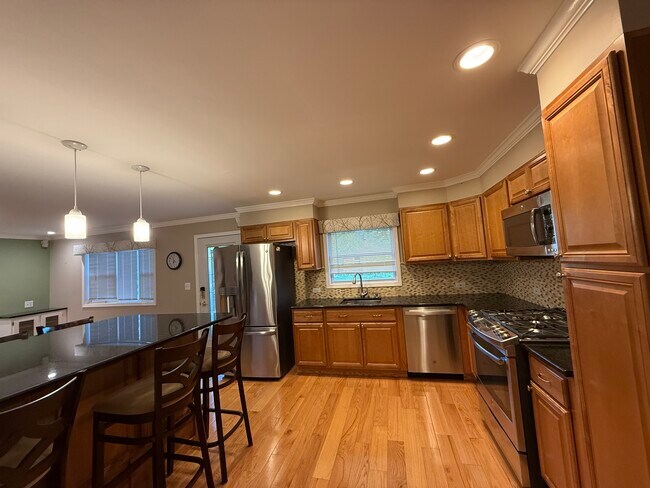 Building Photo - 522 Lilac Ct