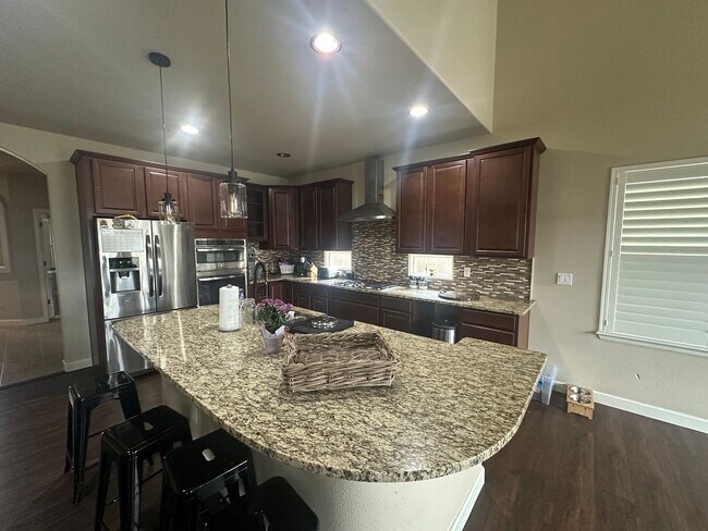 Foto del edificio - 5 Bed 4 Bath Home Just Shy of 4000 sqft!!!