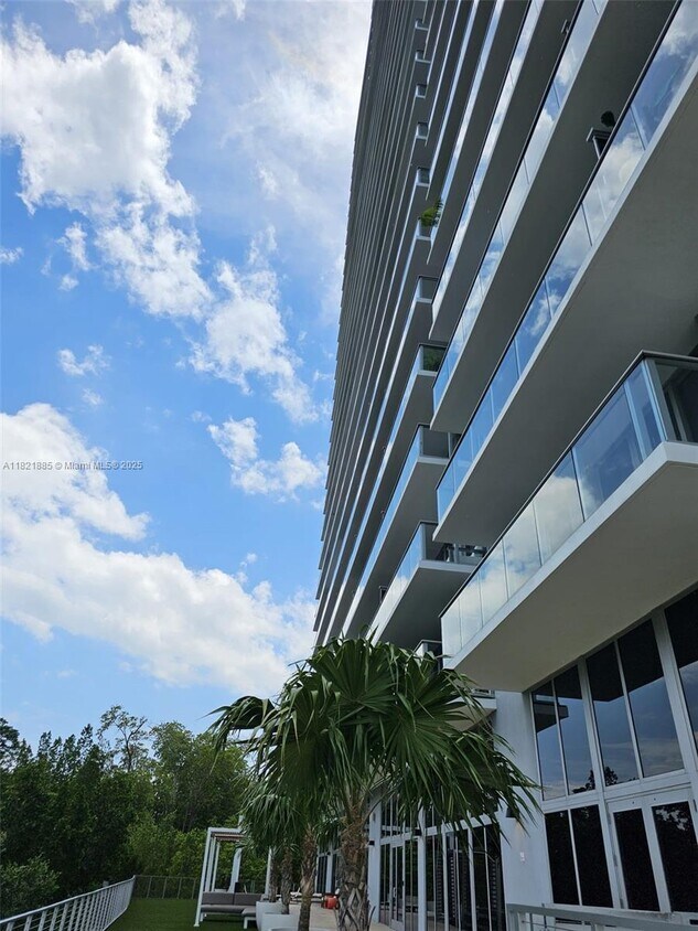 Foto principal - 16385 Biscayne Blvd
