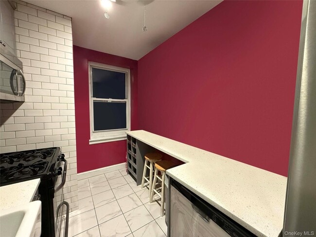 Foto del edificio - 76-10 34th Ave