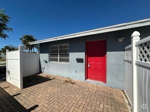 Building Photo - 556 Holly Dr