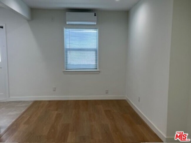 Foto del edificio - 1725 1/2 Malcolm Ave