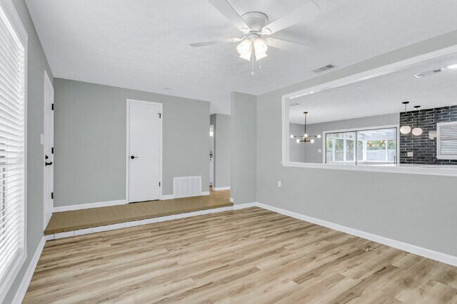 Building Photo - Windsor Forest Cutie
