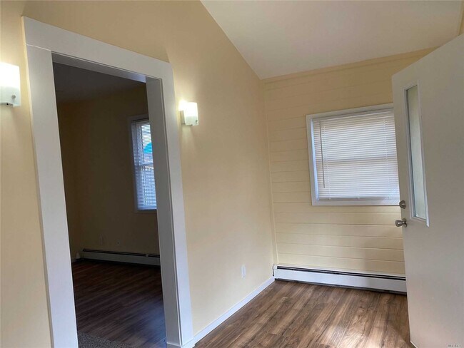 Building Photo - 21 Wills Ave