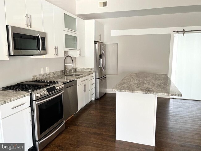 Building Photo - 1620 E St NE