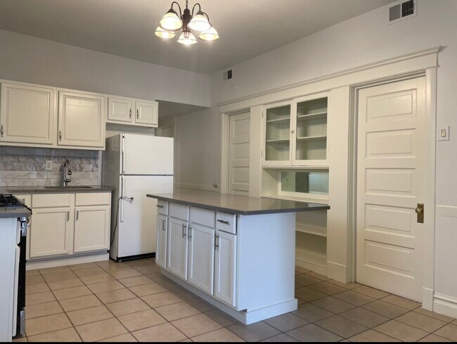 Building Photo - 2449 S Avers Ave