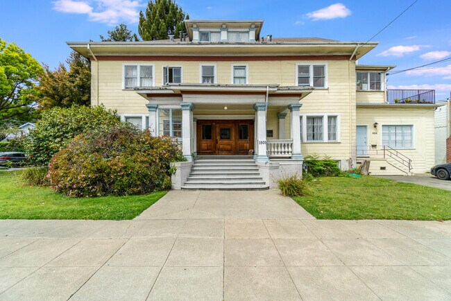 Building Photo - 1501 Grand St