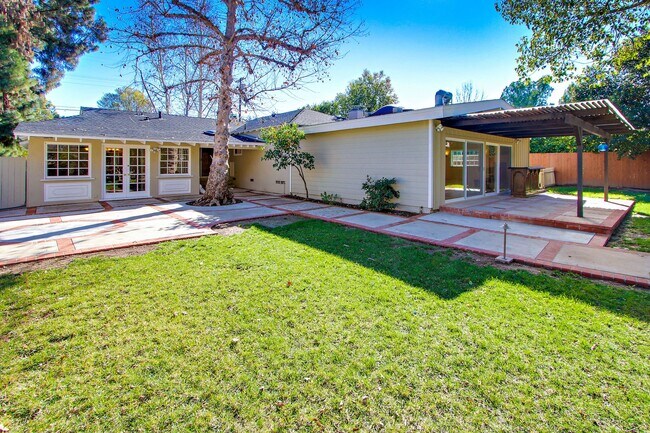Building Photo - 5923 Jumilla Ave