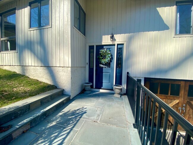 Building Photo - 16 Highclere Ln