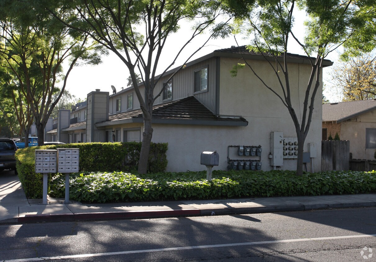 Building Photo - ELM WOOD Townhouses