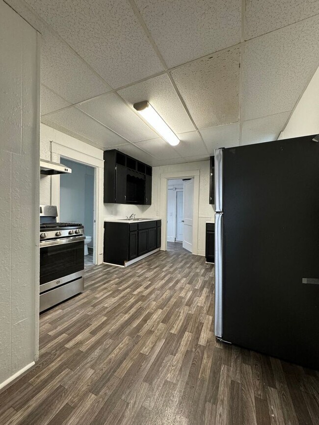 Foto del edificio - 2 bedroom 1 bath upstairs apartment all ut...