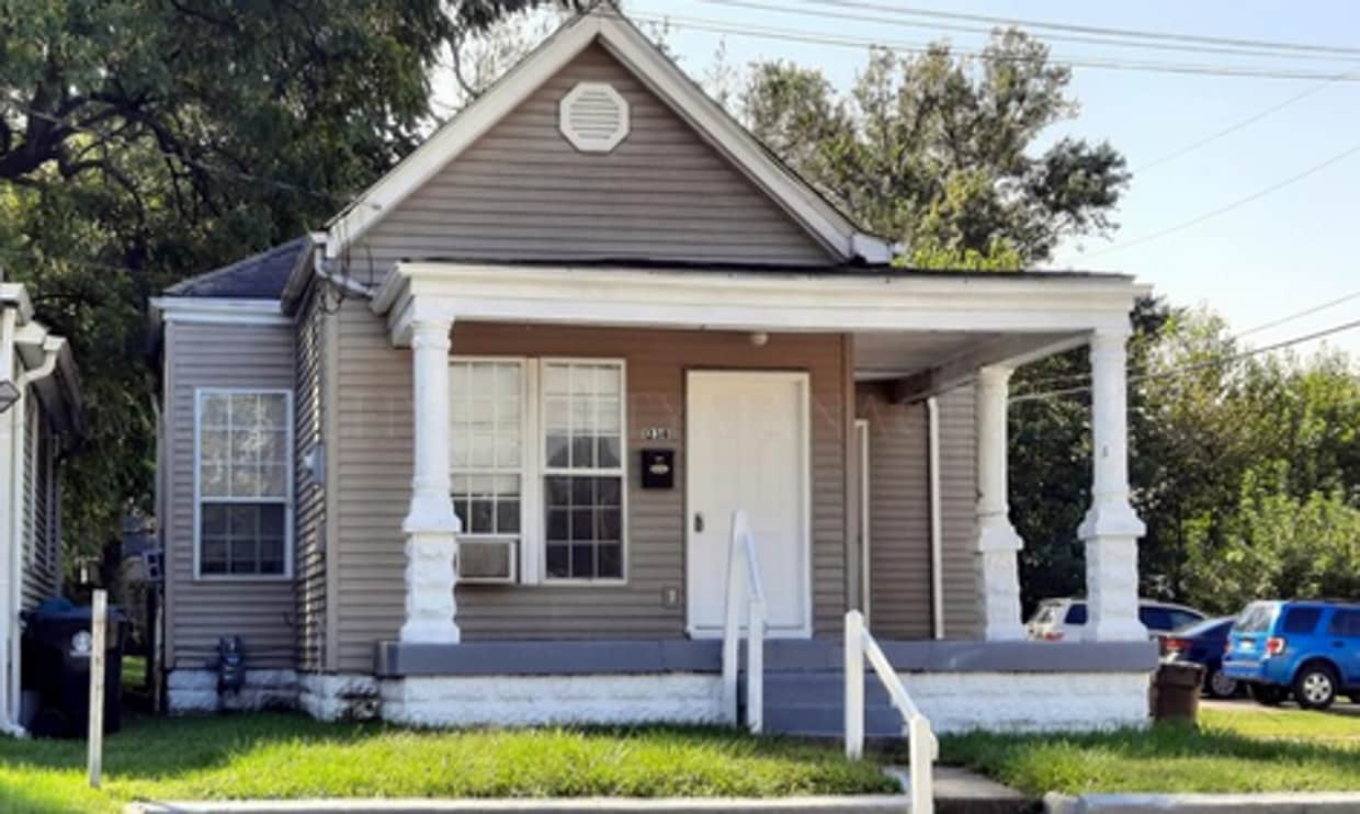 2BR/1BA House with nice back yard - 2BR/1BA House with nice back yard- COMING SOON